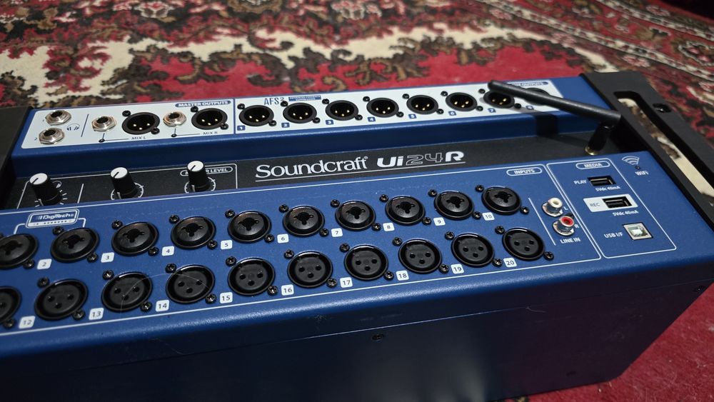 Soundcraft Ui24R — como nova
