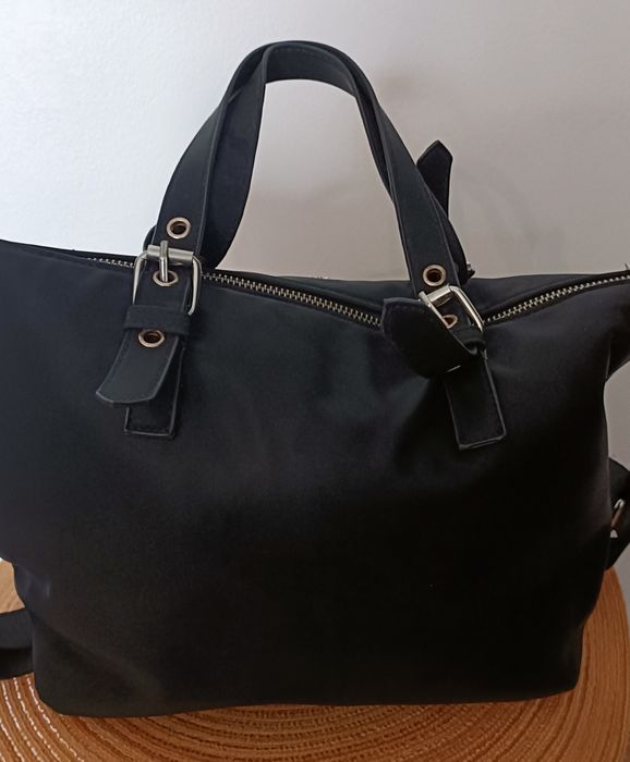 Bolsa preta em poliuretano com alça ajustável e design elegante