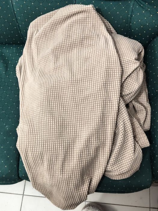 Sofá cama com capa de proteção