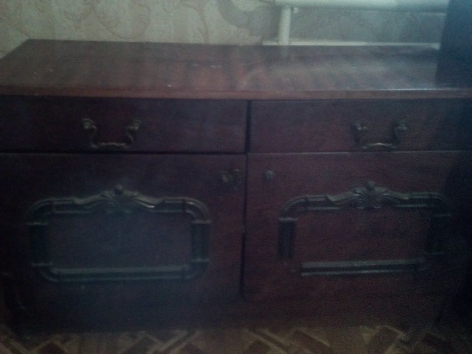 Трюмо с зеркалом.