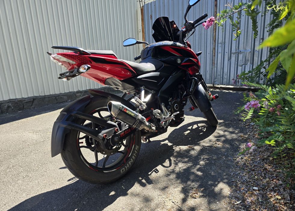 Bajaj ns200 pulsar red