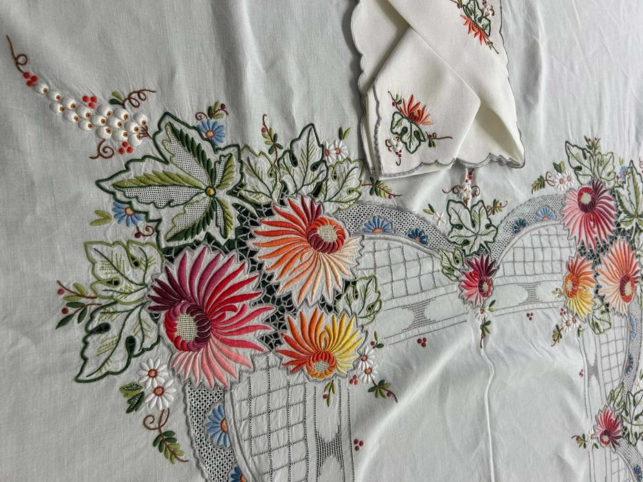 Toalha de mesa da Madeira, em linho antigo, bastante bordada