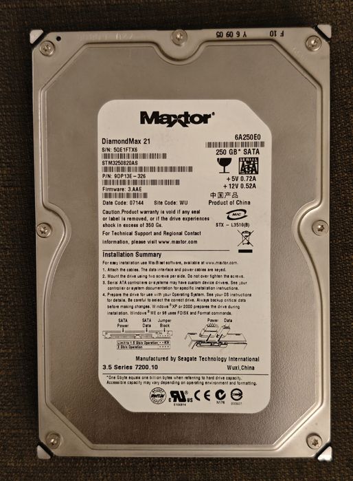 Zewnętrzny dysk twardy firmy Toshiba w środku Maxtor 250GB