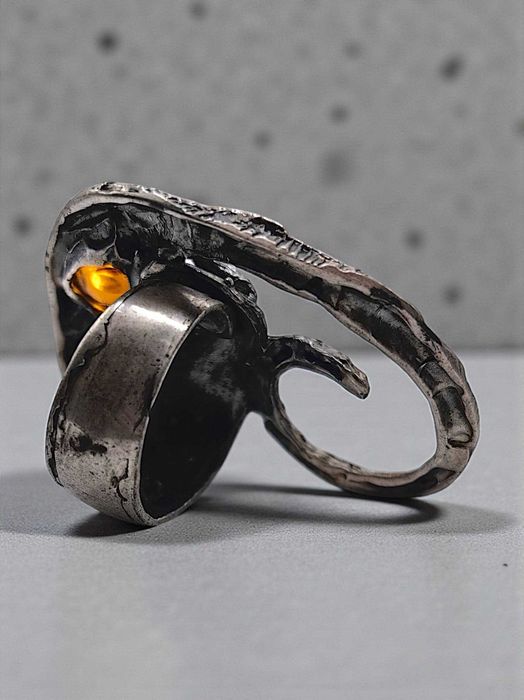 Sylwester Szyłów srebrny regulowany pierścień z bursztynem