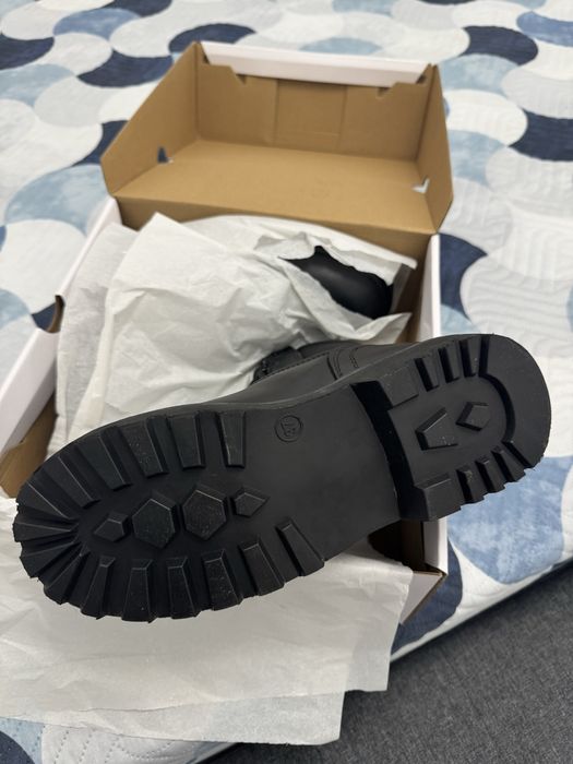 Botas militares meio cano em pele