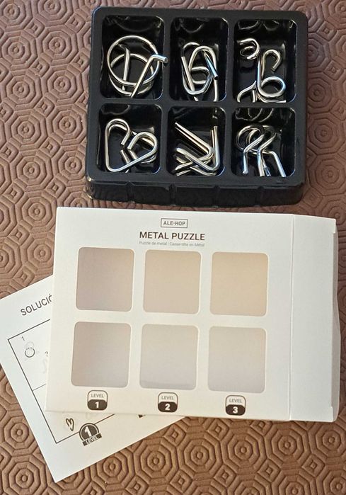 Puzzle com peças metálicas (novo)