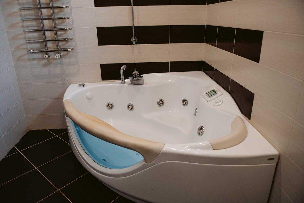 Оренда будинку на березі Дніпра з басейном.