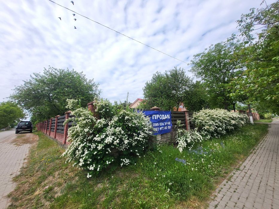 Просторий будинок в передмісті, с. Підгайці