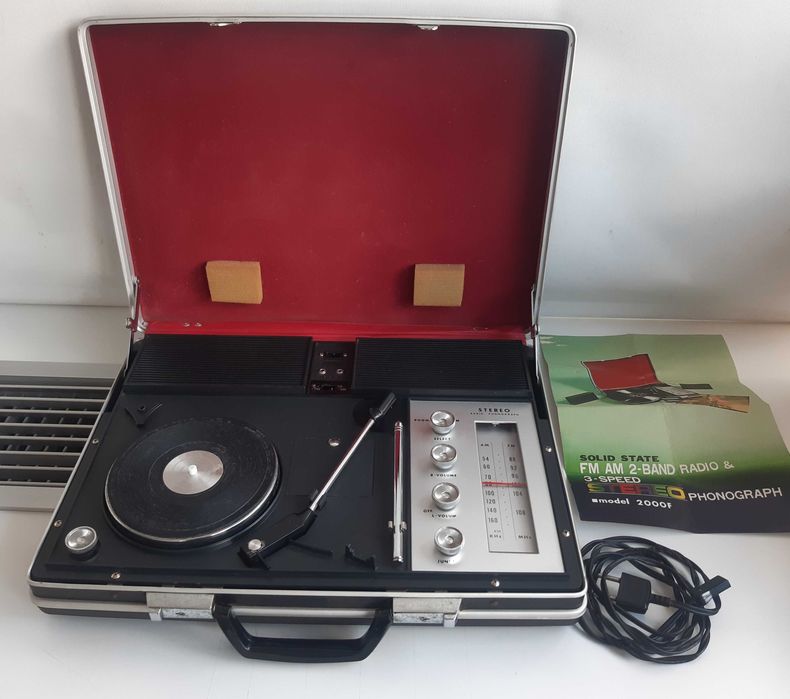 Antigo Rádio e Gira Discos de viagem