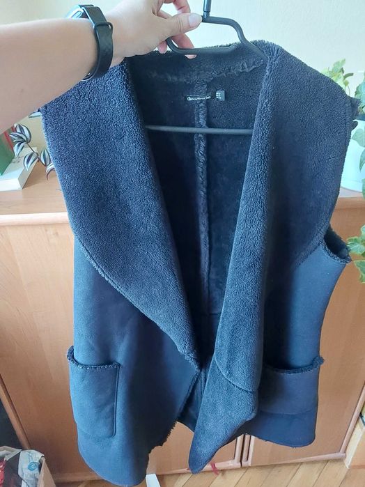 Kamizelka damska z futerkiem marki Stradivarius, rozm. S