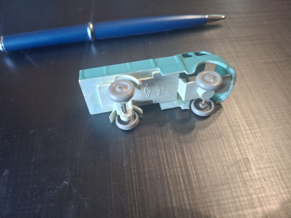 Plastic truck model436768372855285766
