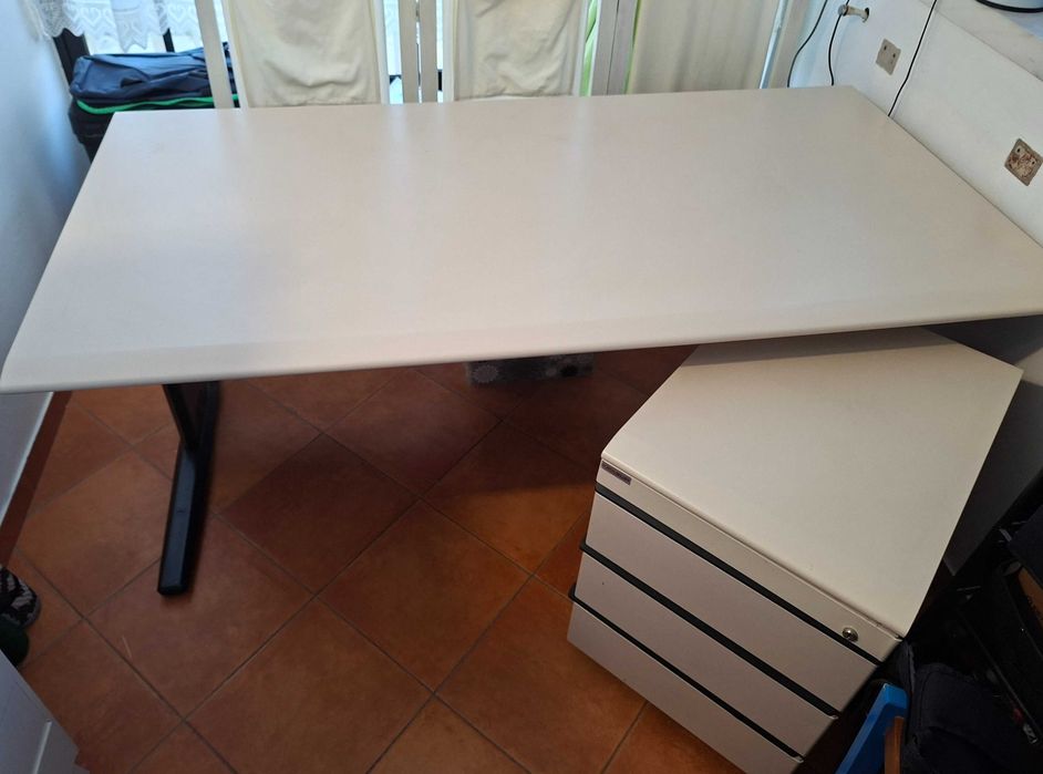 Secretária de escritório + módulo 3 gavetas
