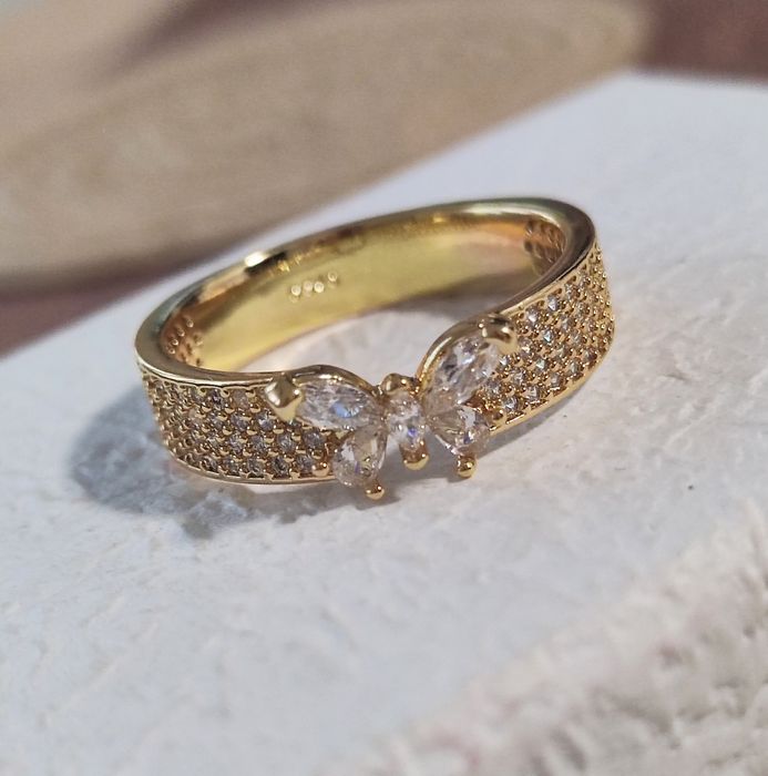 Piękny pierścionek Pave z lśniącym motylem rozmiar 56