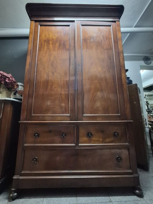 Excecional Guarda-Fatos "Linen Press" William IV em Mogno Maciço .