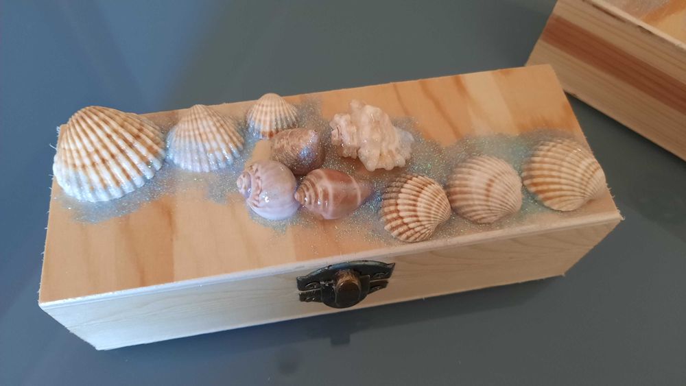 Caixas envernizadas e decoradas com conchas reais para acessórios
