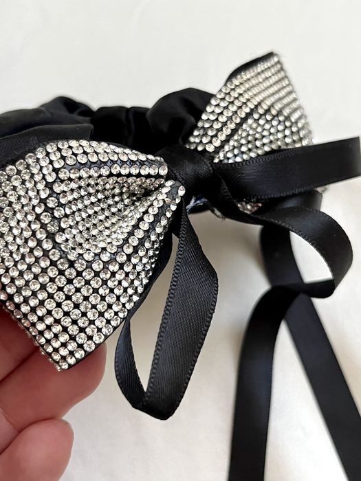 Kokarda gumka do włosów czarna satyna i diamenciki
