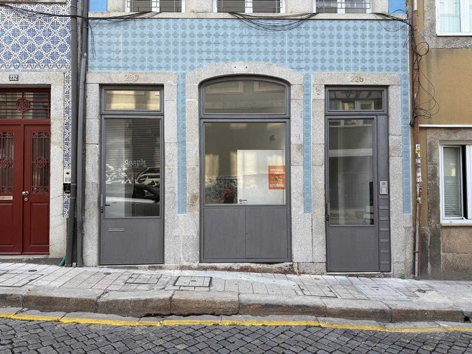 Loja na Rua da Alegria, 230, a 2 minutos a pé do Bolhão, com 29m2 e casa-de-banho generosa