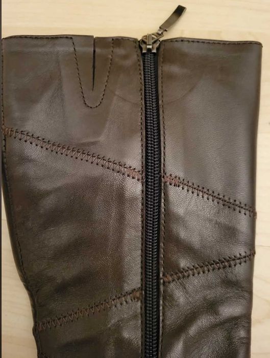 Botas de cano alto castanhas, em pele, tamanho 34