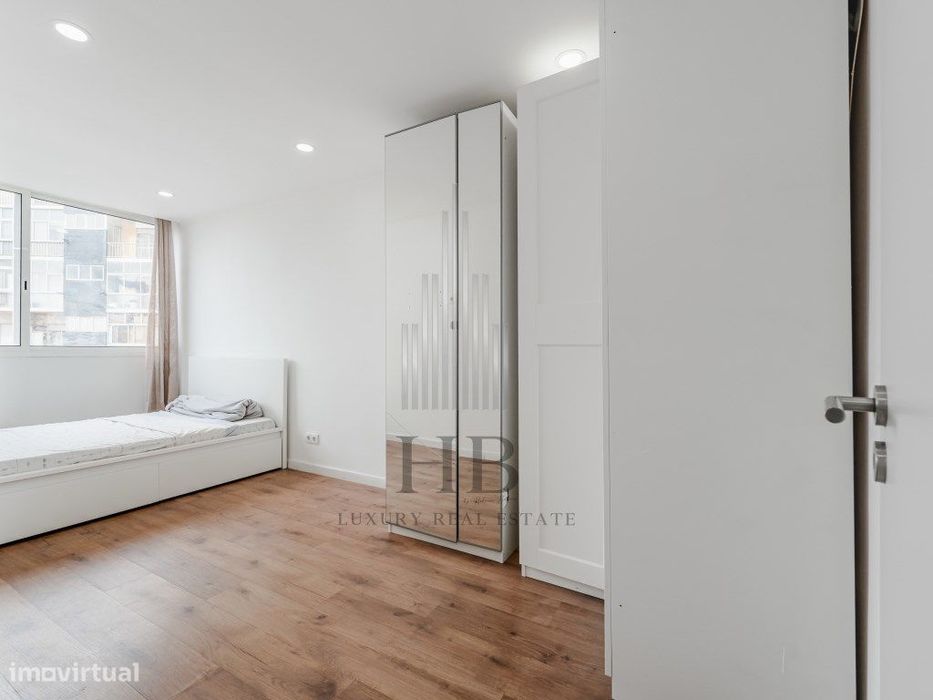 T2 Moderno e Remodelado com Varanda Fechada | Fogueteiro|Seixal