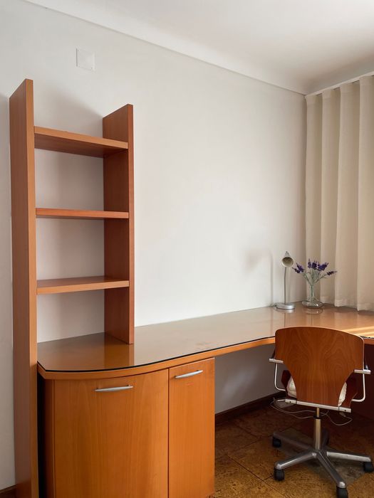 Secretária + Estante + Cadeira c/rodas