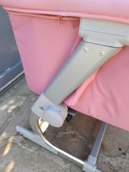 Berço tipo next to me rosa da Jané