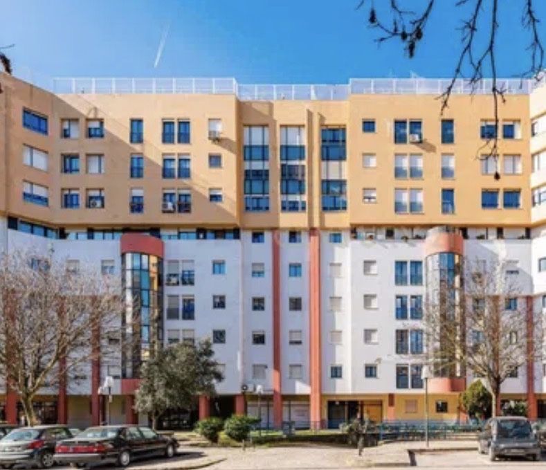 Arrenda-se Garagem - Lumiar/Lambert/Parque Europa