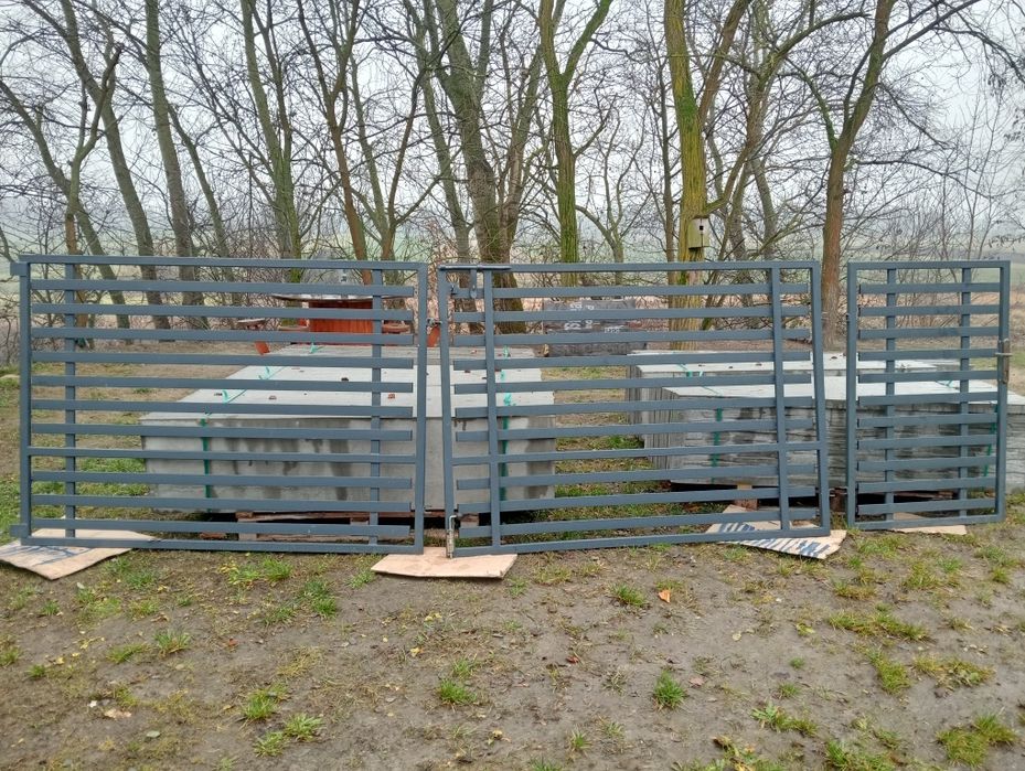 Brama wjazdowa z furtka.