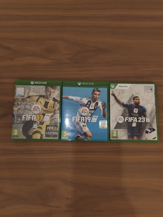 Xbox One S 500GB + Comando Xbox Series + FIFAS / (Como nova