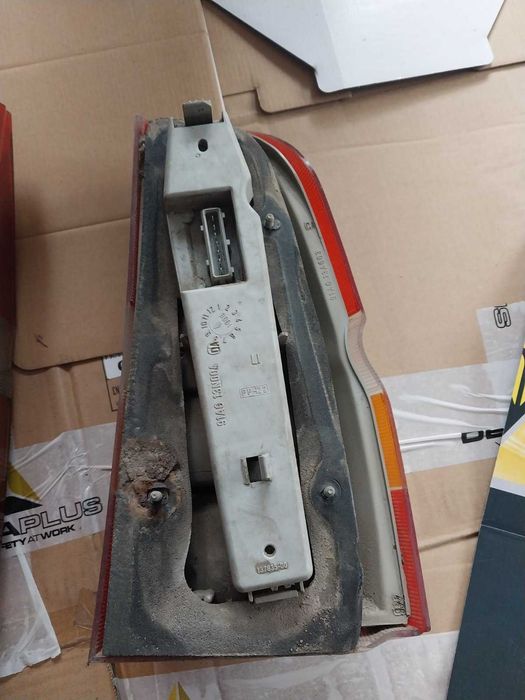 Продам задні ліхтарі на форд ескорт