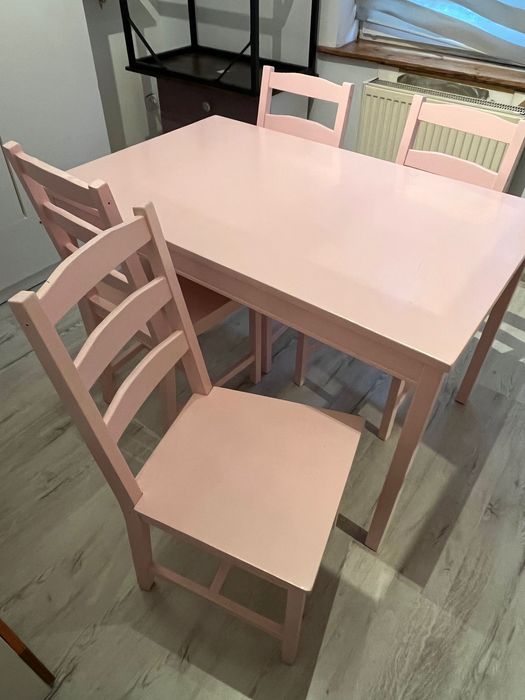 Stół i 4 krzesła w ciekawym kolorze