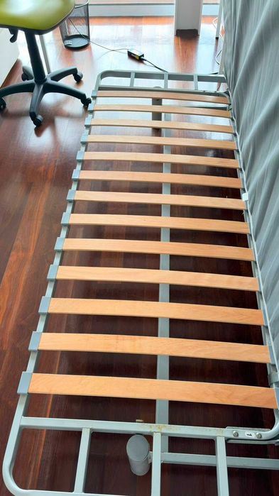 Sofá-cama de 2 lugares (casal) em bom estado , com capa.