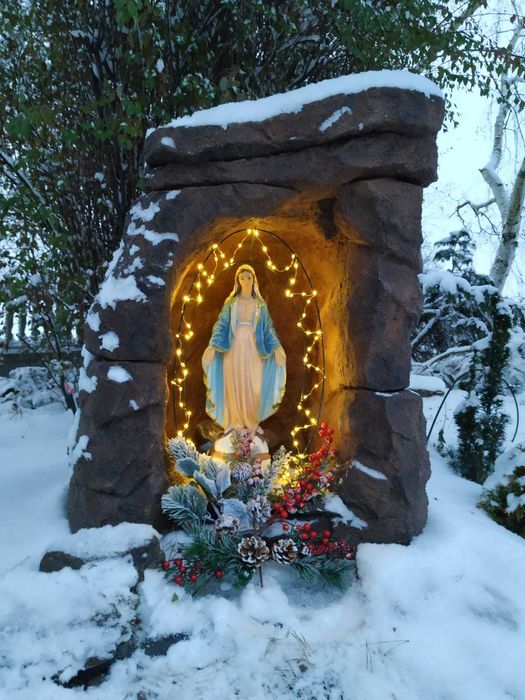 grota kapliczka dla Matki Boskiej , rzeźba  głaz