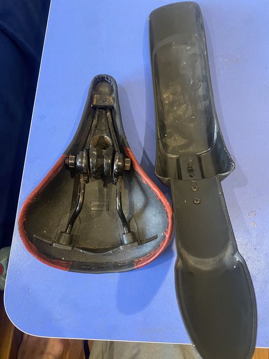 Сиденье фирменное велосипедное,  багажник корзина семный вариант..