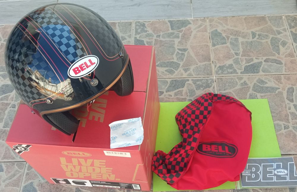 Capacete Jet da marca Bell