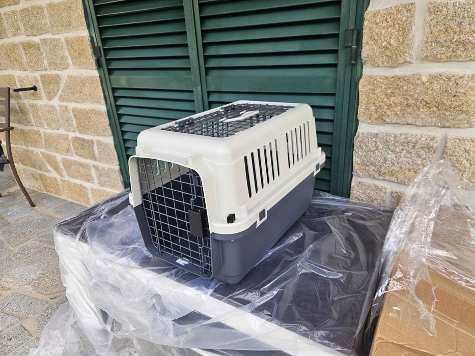 Transportadora rígida de plástico para cão/gato de porte pequeno a médio
