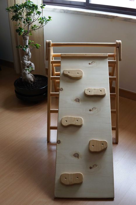 Triângulo de Pikler com prancha de escalada/escorrega