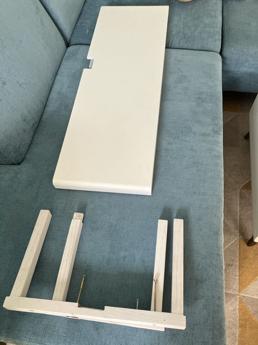 2 prateleiras brancas