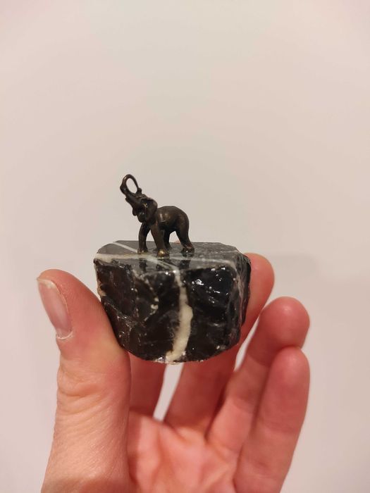 Słonik z żelaza na szczęście figurka na kamieniu kamień dekoracyjny
