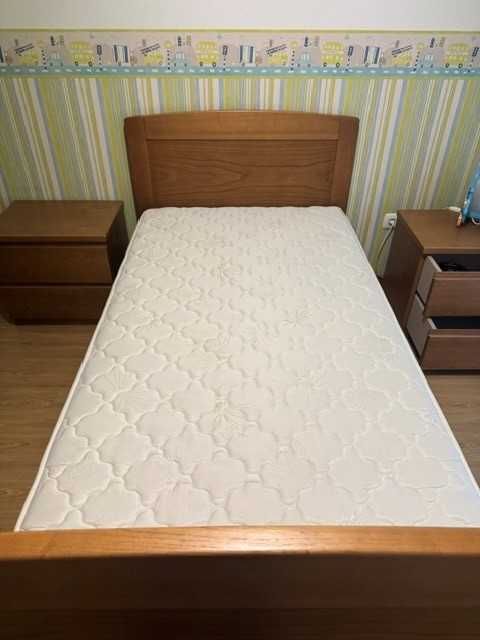 Cama de solteiro com gaveta de elevação e mesa de cabeceira