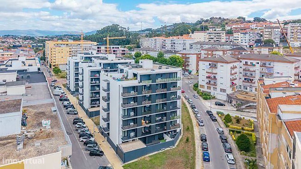 Apartamento T3 Semi-novo com Varandas em Real, Braga