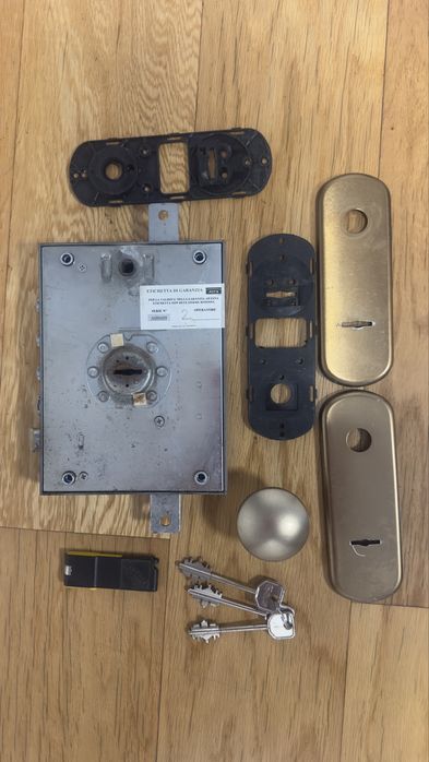 Fechadura interna para porta de casa blindada.