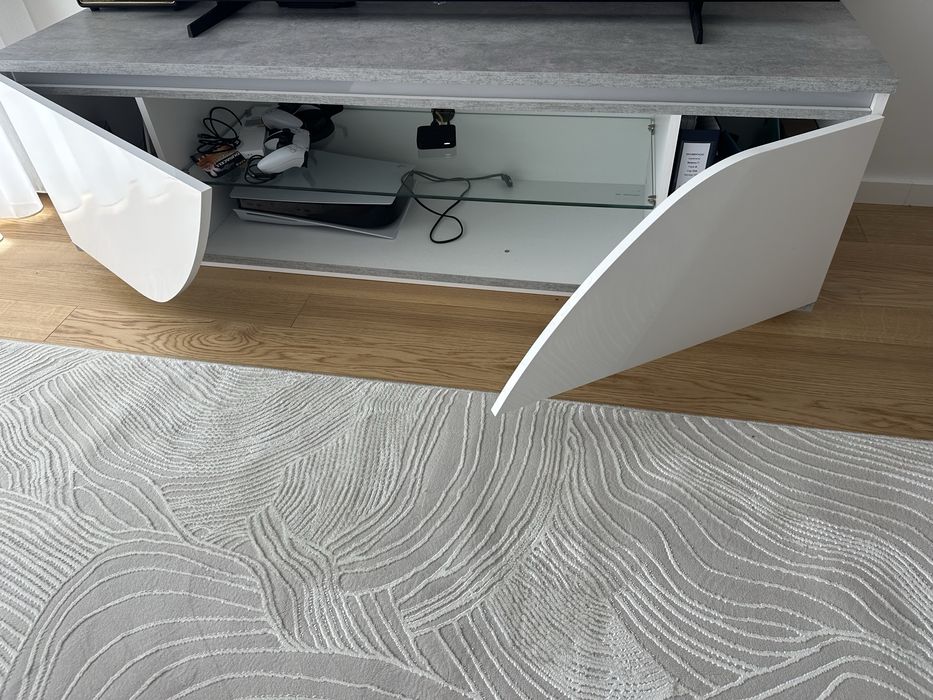 Movel de tv branco e cinza