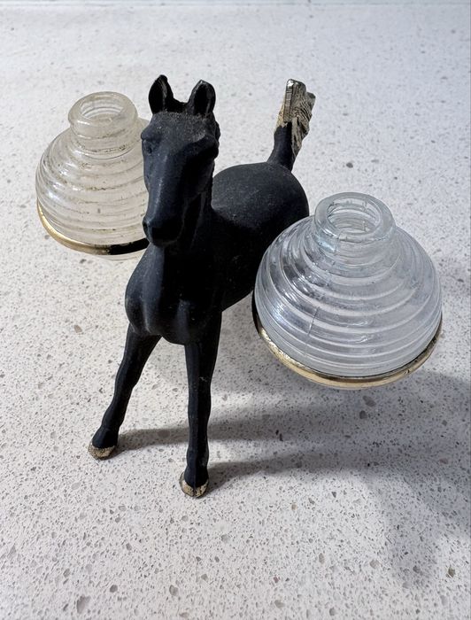 Pequeno saleiro e pimenteiro figurativo “cavalo” em latão com vidro