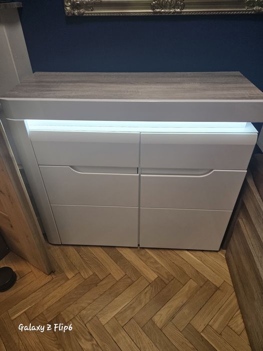 Biała komoda połysk ze światłem led