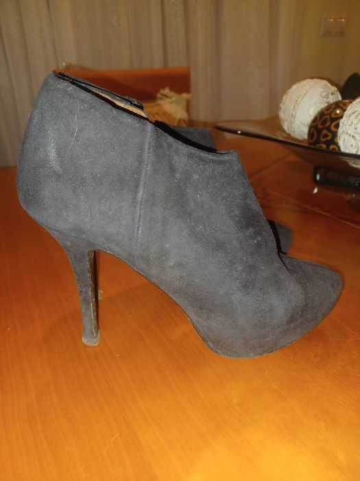 Botins camurça pretos compensados da Zara