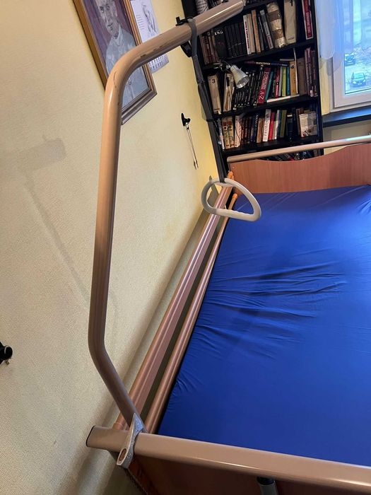 Łóżko rehabilitacyjne elektrycznie regulowane.