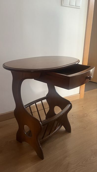 Mesa de apoio em madeira com gaveta e porta-revistas