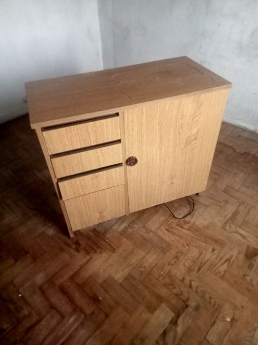 Estou a vender uma máquina de costura com três gavetas e eletrica