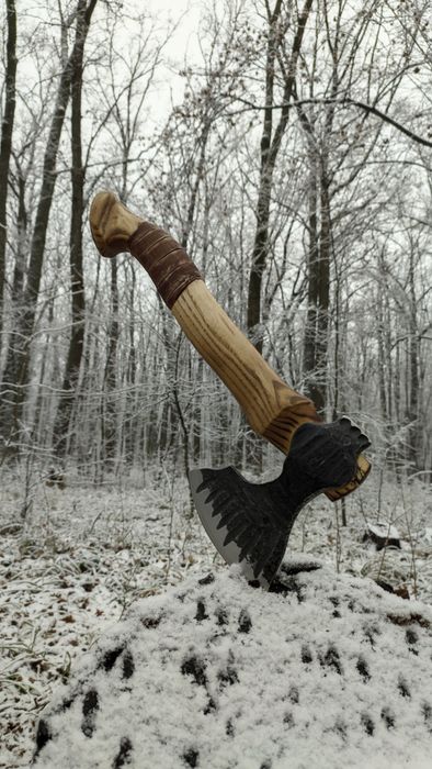 Сокири ковані , з чохлом шкіряним .