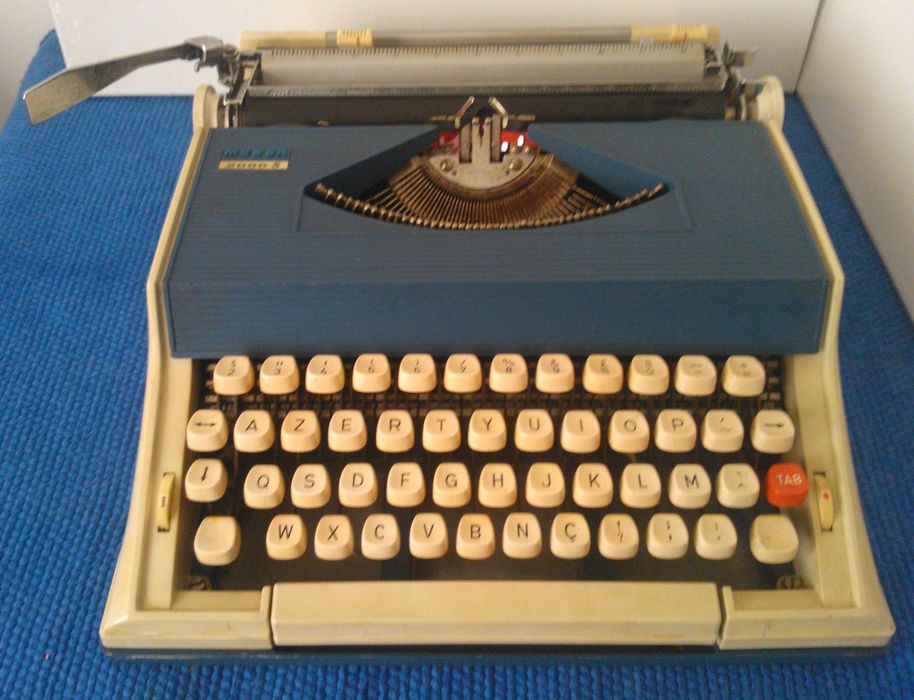 Maquina de escrever Messa modelo 2000 S, a funcionar, bom estado geral